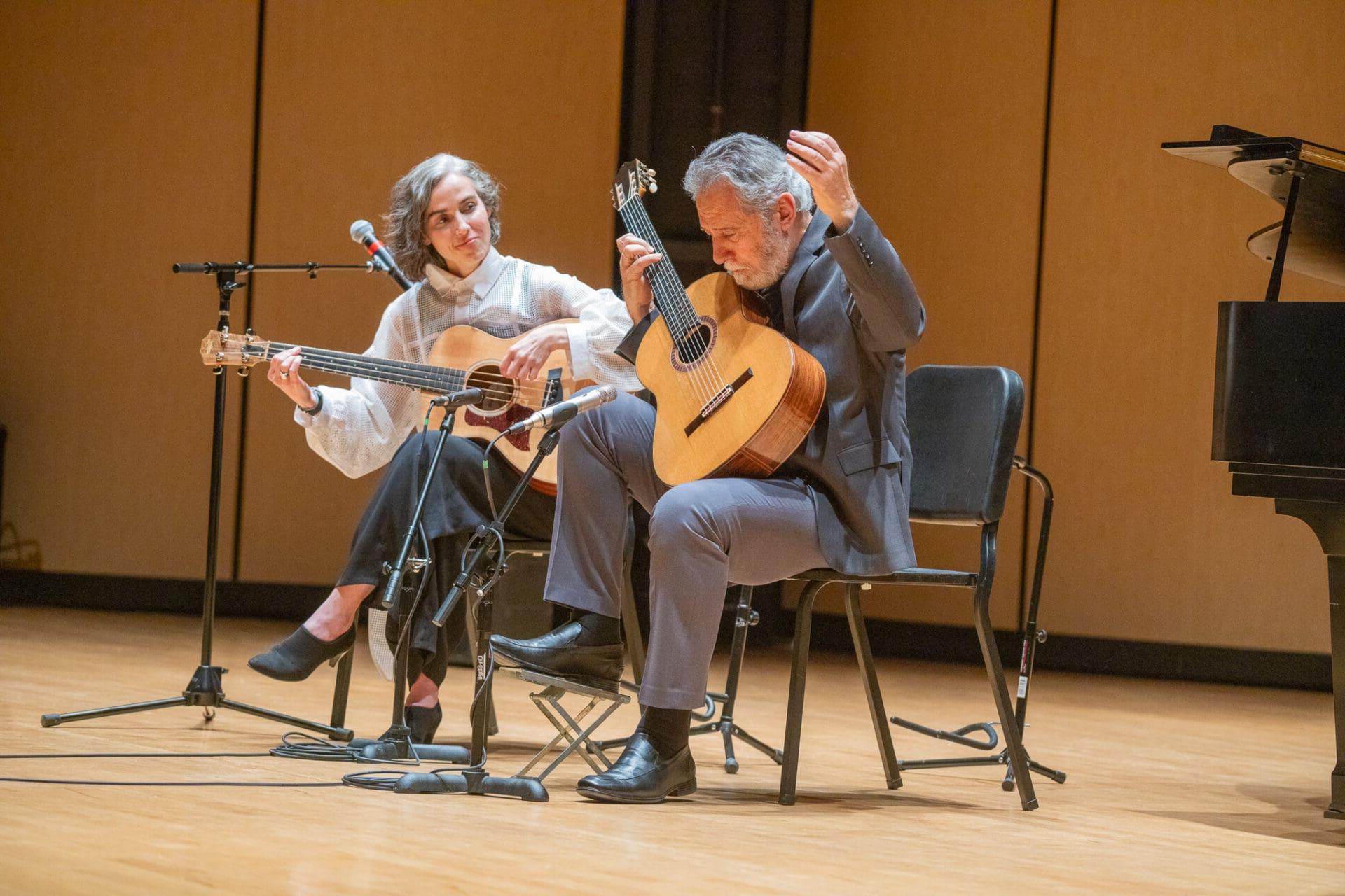 亩icians performing live with classical guitar 和 cello.